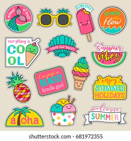 Juego de parches de moda, adorables insignias coloridas, divertidos iconos de caricaturas diseño vectorial
concepto de vacaciones de verano