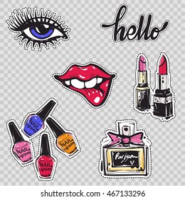 Set von modischen Patches: hallo Schrift, beißende Lippen, Frauenauge, Nagelpolitur, französisches Parfüm, rosa und roter Lippenstift. Handgezeichnete Modeaufkleber, Abzeichen oder Pin-Kit.