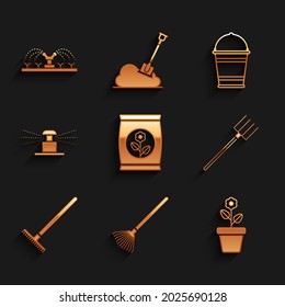 Colocar bolsa de fertilizante, rastrillo de jardín para hojas, Flor en olla, horquilla de cocina, aspersores de riego automáticos, Cubo e icono. Vector