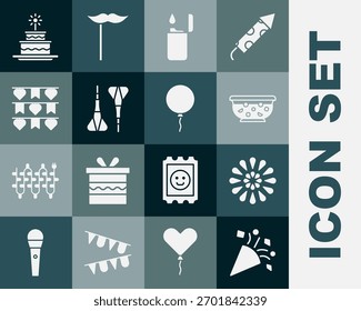 Conjunto de confeti festivo, fuegos artificiales, ponche mixto en tazón, encendedor, flecha de dardo, guirnalda de carnaval con banderas, velas de quema de pastel e icono de cinta de globo. Vector