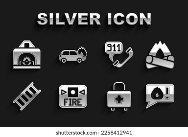 Ponga en marcha el sistema de alarma contra incendios, Fogata, Llamada telefónica 911, Kit de primeros auxilios, escape, chimenea interior e icono del coche de quemadura. Vector
