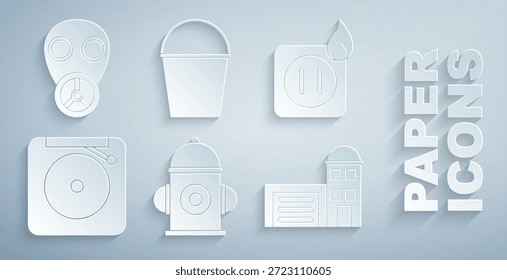 Set hidrante de fuego, cableado eléctrico del zócalo en el fuego, timbre de alarma, estación de construcción, cubo e icono de máscara de gas. Vector