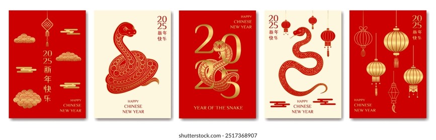 Um conjunto de cinco cartões de Ano Novo chinês com uma cobra.As cartas são vermelhas e douradas e têm caracteres chineses sobre eles