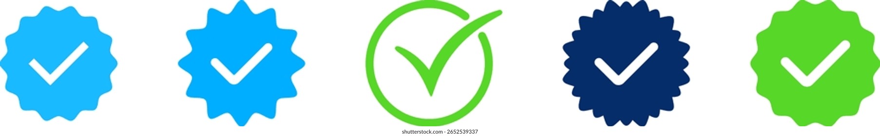 Um conjunto de cinco distintivos verificados, apresentando marcas de verificação dentro de formas estilizadas em azul vibrante, verde e azul escuro.