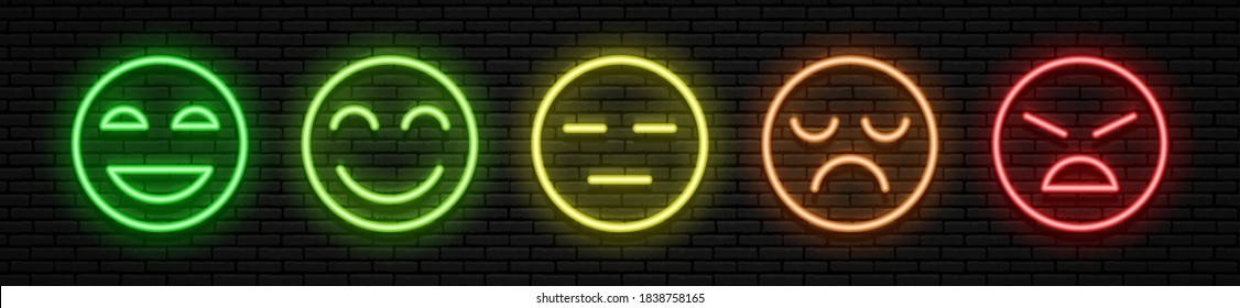 Un conjunto de cinco emoticonos de neón con diferentes expresiones faciales. Alegre a la ira, y en el medio. Colores verde amarillo anaranjado y rojo. En el fondo de una pared de ladrillo. Todos los elementos están aislados.