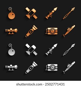 Linterna, lanza medieval, submarino, reloj de dinamita y temporizador, mira óptica de francotirador, lanzacohetes, bomba lista para explotar e icono de satélite. Vector