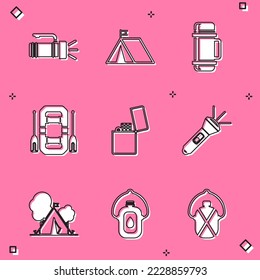 Indique la linterna, la carpa turística con bandera, el contenedor Thermos, el bote de Rafting, el encendedor y el icono de la botella de agua Canteen. Vector