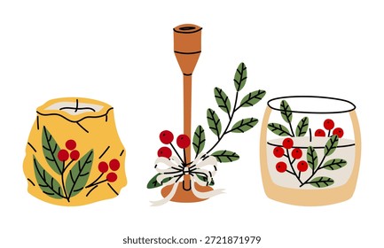 Un conjunto de velas de Navidades planas en tazas y candelabros con hojas y bayas. Una colorida colección de vacaciones para tarjetas de felicitación de invierno, decoración del hogar o Diseño gráfico de temporada.