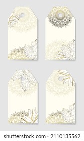 Conjunto de flores dispuestas en un diseño de forma para etiquetas de Gracias, etiquetas de boda, etiquetas de cumpleaños, etiqueta, imprimible. Esbozo dorado de flores tropicales y mandala sobre un fondo claro.