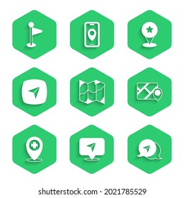 Establecer mapa doblado, infografía de la navegación de la ciudad, ubicación con hospital cruzado, estrella del puntero del mapa e icono del marcador. Vector
