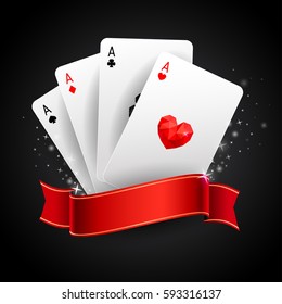 Juego de cuatro palos de cartas de juego de as sobre fondo negro con cinta roja. Ganando mano de póquer. Pasos10