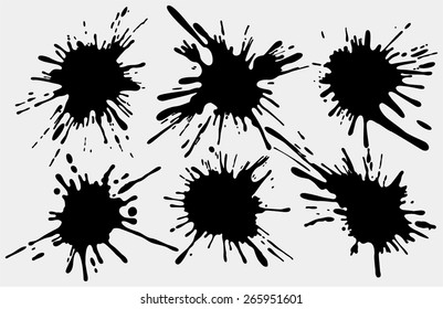 Conjunto de cuatro salpicaduras de tinta negra.