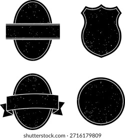 Um conjunto de quatro emblemas de etiqueta preta com textura angustiada e contornos brancos, apresentando várias formas e desenhos de banner em um fundo branco limpo, ideal para projetos de marca e design.