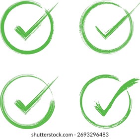 Un conjunto de cuatro marcas de verificación grunge verdes aisladas sobre un fondo blanco, perfecto para agregar un toque de textura y autenticidad a sus proyectos de diseño.