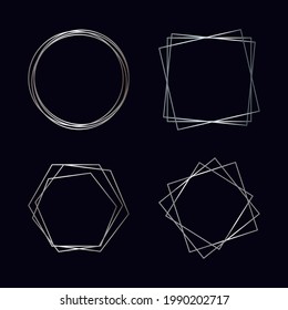 Conjunto de cuatro marcos geométricos poligonales plateados con efectos brillantes aislados en el fondo oscuro. Fondo de arte deco brillante vacío. Ilustración vectorial.