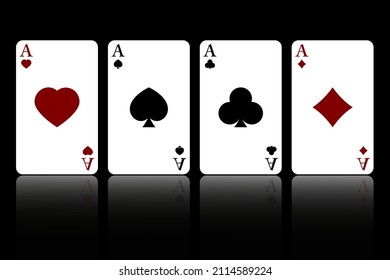Juego de cuatro conjuntos de cartas de juego con ases aislados en un fondo negro con reflexión