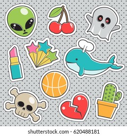 Juego de divertidas tarjetas de moda con pegatinas vintage con alienígenas, cráneos y huesos, cereza, fantasma, pintalabios caliente, corazón roto. Ilustraciones vectoriales para hierro sobre parches, tótcos de transferencia, coser sobre chevron.