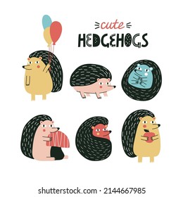 Set lustiger Cartoon-Hedgehogs mit handgezeichneter Schrift. Ideal für T-Shirt, Kleidung, Karten, Poster, Kindergartendekoration. Einzeln auf beigem Hintergrund, Vektorgrafik