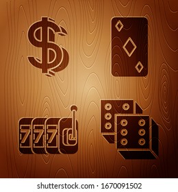 Set Game Würfel, Dollar Symbol, Slot Maschine mit Glück Sevens Jackpot und Spielkarte mit Diamanten Symbol auf Holzhintergrund. Vektorillustration