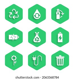 Müllbeutel mit Recycling, Elektro-Stecker, Müller-Dose, Batterien, Leaf-Anlage in der Getriebe-Maschine, Recycling-Plastikflasche und Recycling-Symbol. Vektorgrafik