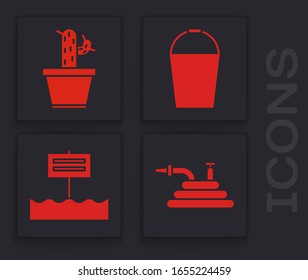 Coloque el manguito de jardín o el manguito de incendio, el cactus y suculento en la olla, el cubo y el icono del tablero de símbolos de madera en blanco. Vector