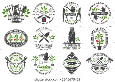 Conjunto de emblema, etiqueta, placa, logotipo de los servicios de jardinería y de trabajo en el patio. Ilustración vectorial. Para signos, parches, diseño de camisetas con secadores de manos, podadoras de jardín, lata de riego, oso con rastrillo y jardinería