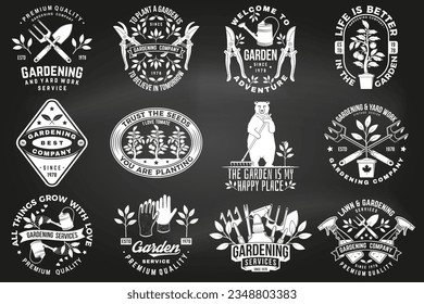 Set von Gartenarbeit und Werbe-Dienstleistungen Emblem, Etikett, Abzeichen, Logo auf der Tafel. Vektorgrafik. Für Schilder, Pflaster, Shirt-Design mit Handsekateuren, Gartenpruner, Wasserdose, Bär mit Rake und Gartenarbeit