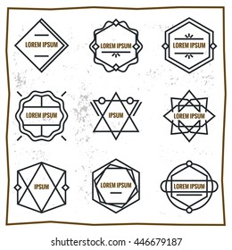 Establecer signos geométricos, etiquetas y fotogramas.Triángulos. Elementos de diseño de línea, ilustración vectorial.