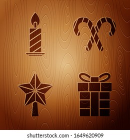 Set Gift box, Burning velas en candelabro, estrella navideña y caña de caramelo de Navidad con rayas en fondo de madera. Vector