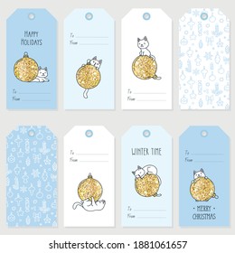 Set Geschenkanhänger für Winterferien. Rutsche Tags mit glücklichen Katzen, die mit Weihnachtsbällen spielen. Saisonales Badge-Design. Vektor 10 eps.