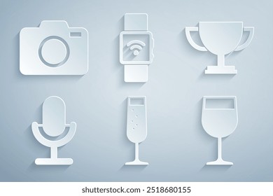 Conjunto de copa de champán, taza de trofeo, micrófono, copa de vino, reloj inteligente con icono de cámara inalámbrica y foto. Vector