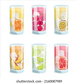 Un conjunto de vasos con diferentes zumos de fruta y bayas o cócteles con hielo y rebanadas.