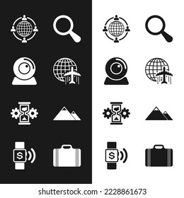 Ajuste Globe con plano volante, cámara web, concepto de outsourcing, vidrio de aumento, vidrio y equipo de reloj de arena e icono de las montañas. Vector
