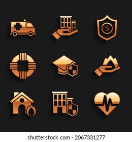 Ponga el gorro de graduación con el protector, la casa, el seguro de salud, el fuego de mano, la casa quemadora, la caja de seguridad, el dólar blindado y el icono del coche de emergencia. Vector