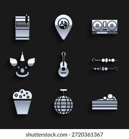 Conjunto de guitarra, bola de discoteca, pastel, kebab de pescado a la parrilla, palomitas de maíz en caja de cartón, cabeza de payaso, DJ remoto para reproducir y mezclar música y abrir el icono del paquete de cigarrillos. Vector