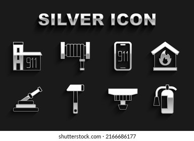 Poner Hammer, Incendio en la casa en llamas, extinguidor, Sistema de alarma de humo, carrete de mangueras, Llamada de emergencia móvil 911, Edificio de la estación de incendios e icono. Vector