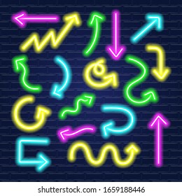 Conjunto de iconos de flechas dibujadas a mano. Estilo neón claro. Ilustración del vector