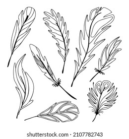 Set handgezeichnete Vogelfedern einzeln auf weißem Hintergrund. Doodle, einfache Umrissgrafik. Es kann für die Dekoration von Textilien, Papier und anderen Oberflächen verwendet werden.
