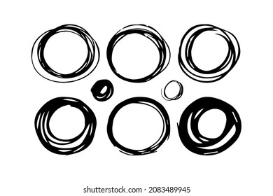 Conjunto de círculos de garabatos negros dibujados a mano. Círculo de tinta manual. Ilustración vectorial. Plano
