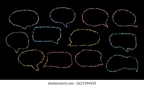 Conjunto de burbujas de discurso de tiza dibujadas a mano. Iconos de cuadro de texto para cómics. Textura grunge en estilo doodle.