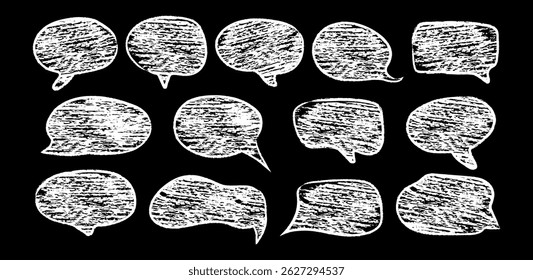Conjunto de burbujas de discurso de tiza dibujadas a mano. Iconos de cuadro de texto para cómics. Textura grunge en estilo doodle.