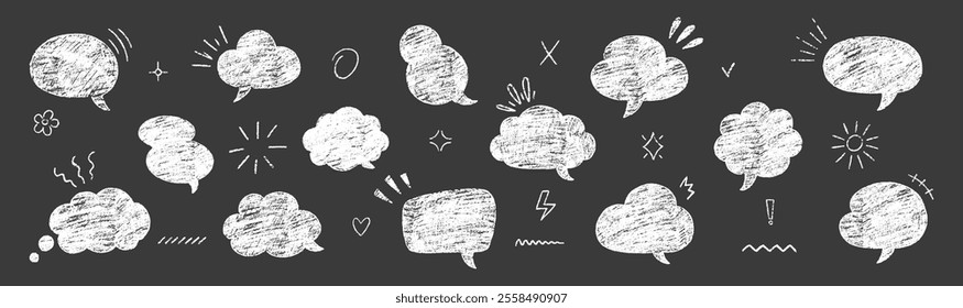 Conjunto de giz de cera puxado à mão, carvão vegetal, bolhas de fala de giz. Caixas de texto com ênfase. Ilustração manuscrita do Japão sobre um fundo preto.