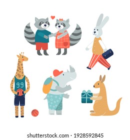 Se establecen con animales lindos dibujados a mano aislados en blanco. Bonita pareja de mapaches, jirafa alta con baloncesto. Rinoceronte con mochila y canguro con caja de regalo. Conejo divertido disfrazado. Colección Fauna.