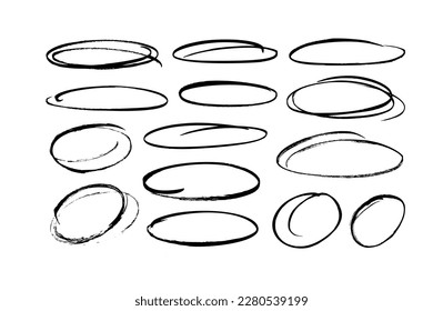 Conjunto de puntos elípticos dibujados a mano. Escribir valores ovalados y burbujas para redondear y resaltar texto. Colección de diferentes círculos negros dibujados en pincel. Marcar elementos redondos aislados sobre fondo blanco.