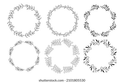 Conjunto de doodle dibujado a mano redondeando marcos de coronas florales. La línea de flores y el círculo de hojas enmarcan elementos de diseño para boda, día de la madre, cumpleaños, invitaciones.