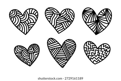 Setzen Sie handgezeichnete Herzen mit verschiedenen schwarzen Doodle-Mustern. Einzigartige dekorative Elemente für Valentinstag, Tattoos oder grafische Hintergründe. Romantisch gemusterte Herzen gesetzt.