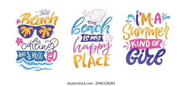 Conjunto con citas de letras dibujadas a mano en estilo de caligrafía moderna sobre el verano. Lemas para diseño de estampado y póster. 100% Imagen de Vector