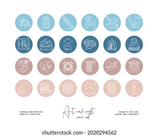 Satz handgezeichneter Linie, Vektorkunst und handwerkliche Illustrationen. Symbole für Vektorgrafiken, die für die Geschichte sozialer Medien festgelegt wurden, heben hervor.