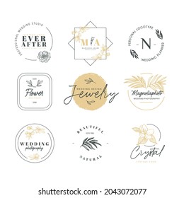 Colocación con logotipo de mano con flores silvestres, magnolia y hojas. Logotipo para estudio de bodas, boutique de flores, planificador de bodas, diseñador floral, interior, fotografía, cosmética. Elemento vectorial floral