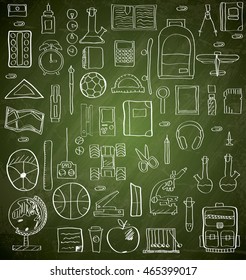Handgezeichnete Schulbedarf auf grünem Kreidebrett. Vektorgrafik. Symbole zum Thema Schule.